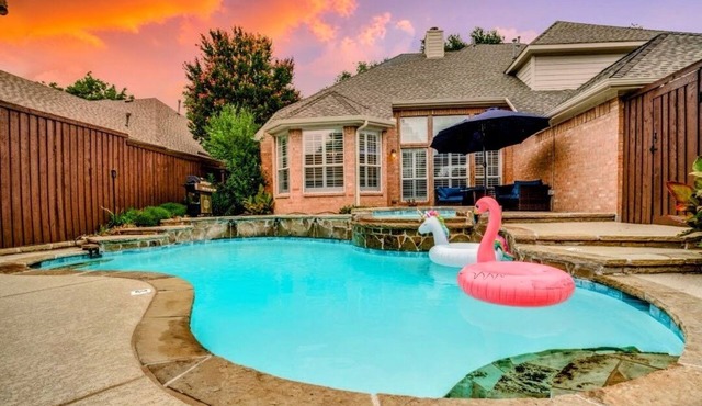Texas-Style Poolside Getaway: 4BDR Oasis for 8
