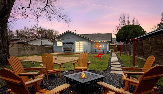 Texas Vibes, Cozy Yard Near Top Eats