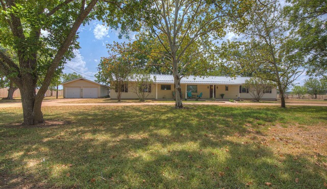 Texas Wine Trail Getaway I Spacious 4-Bedroom House + Guesthouse in Stonewall