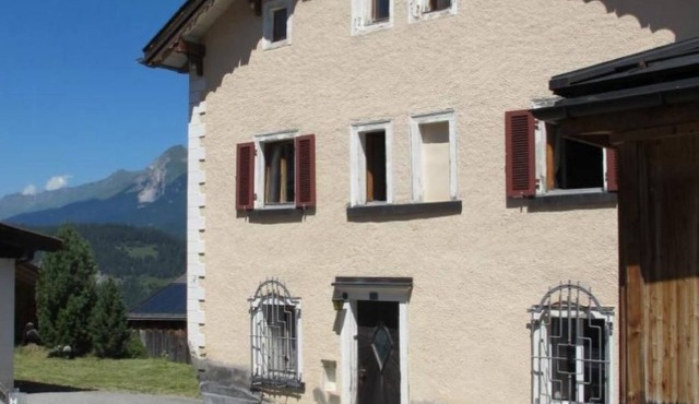 Tgesa Mitgel - ein Haus mit Charakter by Interhome