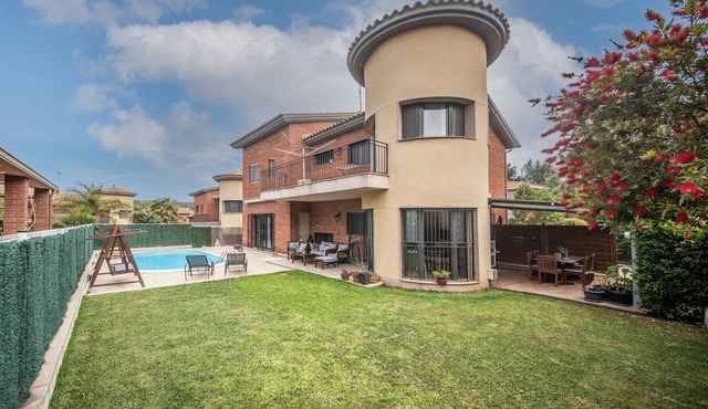 TH136 Villa Sant Ramon with garden and pool