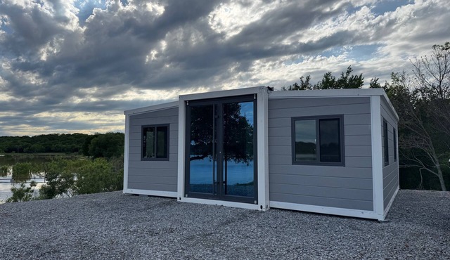 TH2-Enjoy the serenity of the lake in the comfort of this 2 bedroom tiny home.