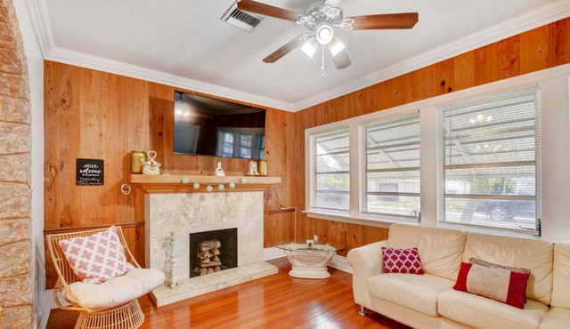 Thai Villa Downtown Historic Home - 1mi to Beach