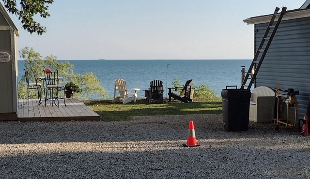 "That 70's Cottage" (on Lake Erie!) Free Firewood!