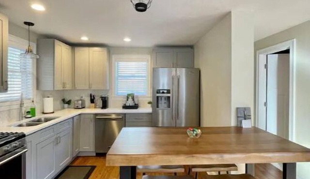 "That Cute BNB" 2-Bedroom home in prime location!