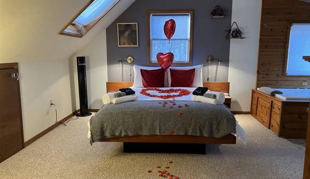 That Gray House. Romantic getaway. Parks, lakes. Optional experience packages.