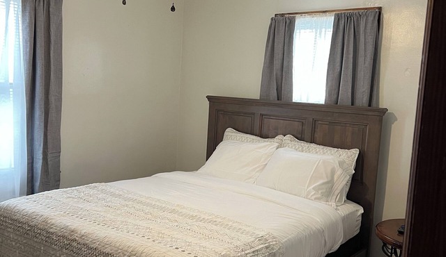 That's Amore! - Cozy 2-bedroom apartment in charming Steubenville with WiFi, AC