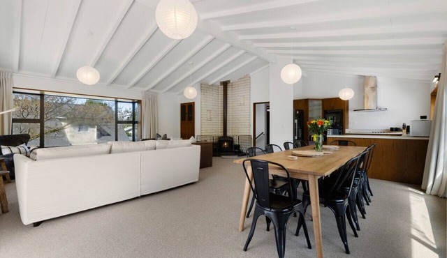 That Wanaka Tree - Short walk to the Lake