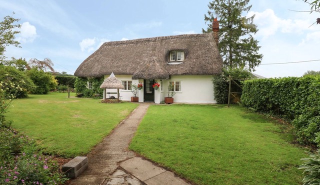 THATCH COTTAGE, pet friendly, with open fire in Buckland Newton