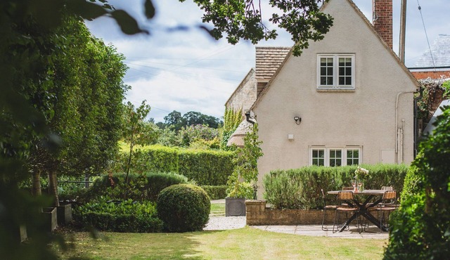 Thatch Cottage - sleeps 6 guests in 3 bedrooms