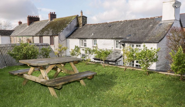 THATCH VIEW COTTAGE, pet friendly, with open fire in Liskeard
