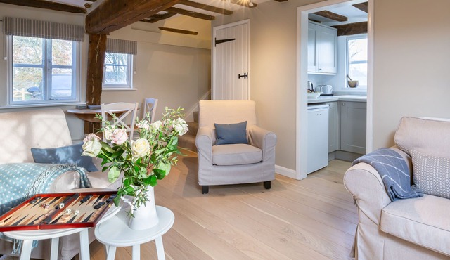 Thatched 2 bed self-catering with river valley view