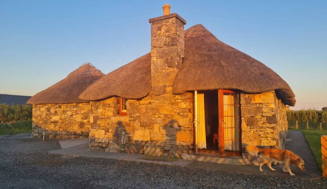Thatched Cottage near Daliburgh, Fully kitted kitchen, Out house drying room,