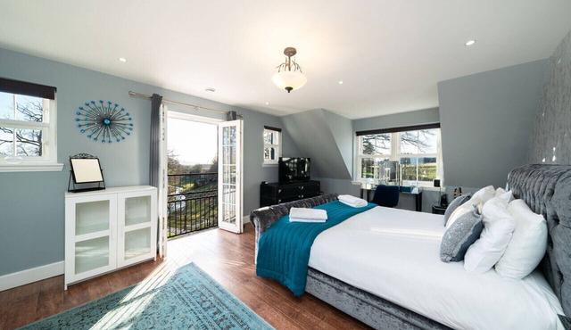 Thatched Cottage - hot tub, BBQ and pool table!