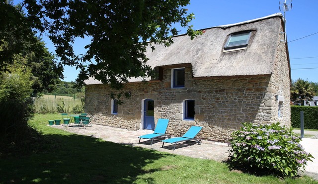 Thatched cottage in Brittany 15 minutes from the sea