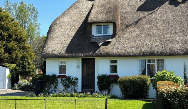 Thatched Cottage - Sleeps 6 with Countryside Views