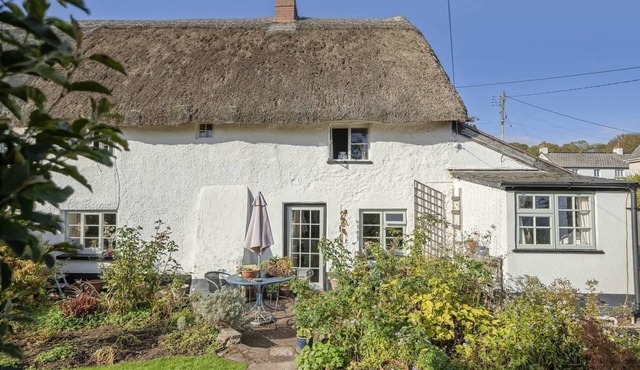 Thatched Cottage & Tranquil Gardens, Gated Parking