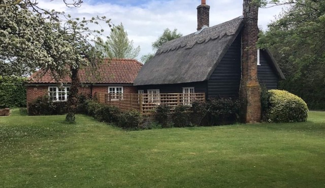 Thatched cottage, Wix with Hot Tub a secluded countryside location