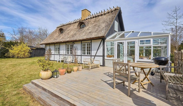 Thatched cottage with conservatory near beach