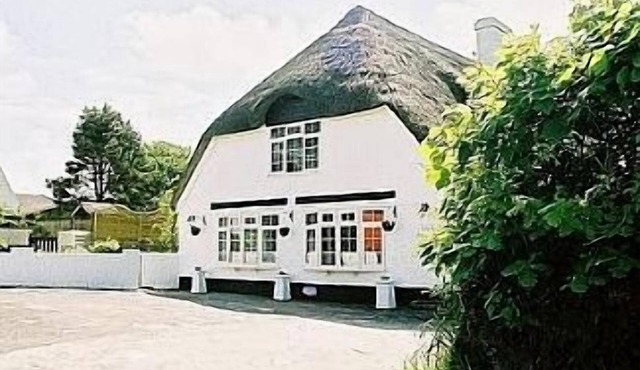 Thatched Cottage With Private Indoor Pool Set In 3/4 Acre Of Grounds