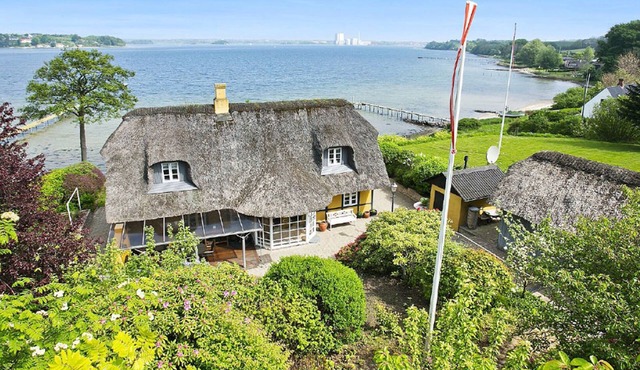 Thatched cottage with stylish furnishings right on the Baltic Sea