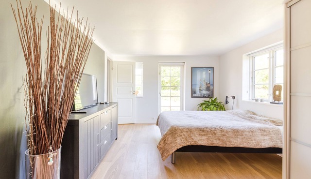 Thatched house of 200 m². 1 km from the beach. Campfire place and large lawn.