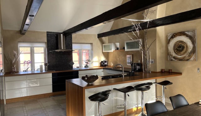 Thatched house of 360 m². 1 km from the beach. Campfire place and large lawn.