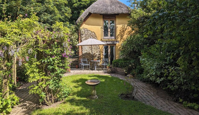 Thatched one bedroom cottage, with private enclosed garden.