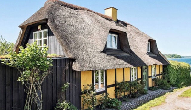 Thatched-roof house in secluded location with roof terrace on the Baltic Sea with outdoor whirlpool