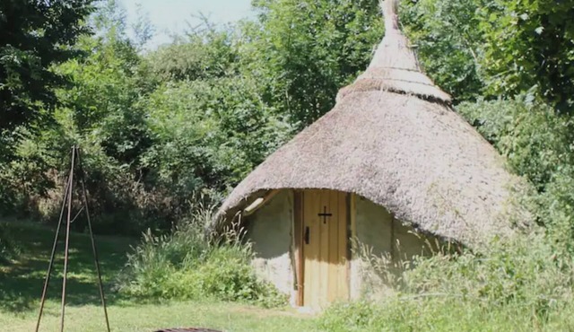 Thatched roundhouse in Somerset woodland; off-grid relaxation & campfire cooking