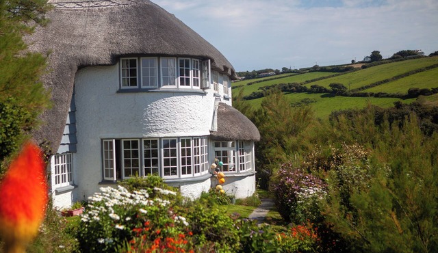 THATCHWAYS - Stunning traditional cottage overlooking the beach