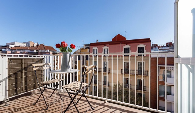 The 100sqm, sunny, 3 bedrooms, 2 baths apartment, 6pax, in central Barcelona