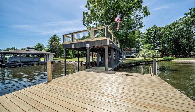 The 127 at Lake Sinclair: Sleeps 16, Prime Location, Amazing Outdoor Space!