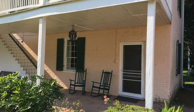 The 1853 Billiard Room Suite at Lansdowne 10 minutes from downtown!