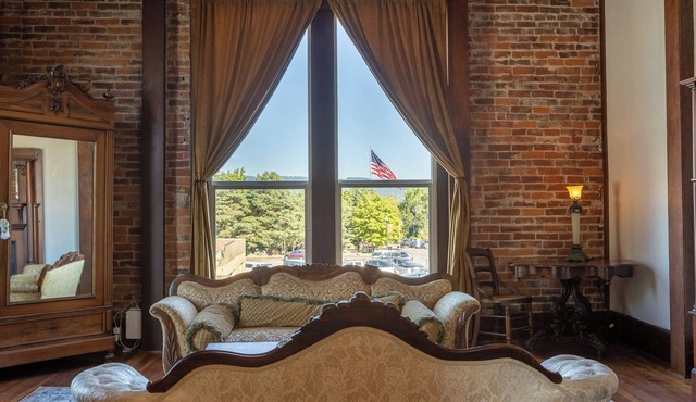 The 1888 Building - Historic 1-Bedroom Loft Experience in Downtown Newberg