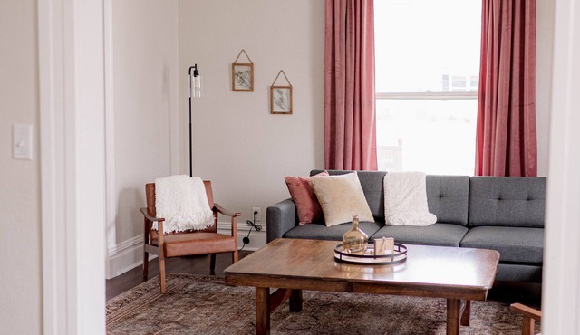 The 1905 - Spacious Downtown Farmhouse - 4bd/2ba