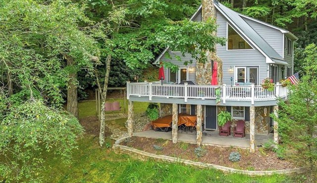 The 19th Hole - 3BR/2BA Near Golf Course w/Hot Tub, WiFi, Fire Pit, Pets