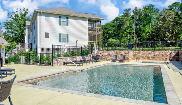 The 19th Hole- Sleeps 6, The 19th Hole- Near Lake Martin- Sleeps 6- Golf Condo