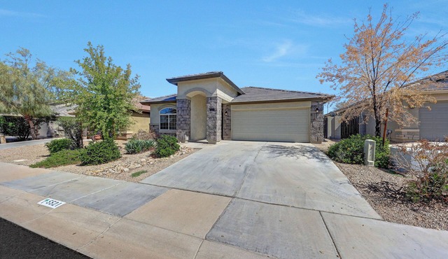 The 27th Street Retreat - 4BR w/Yard - Sleeps 10