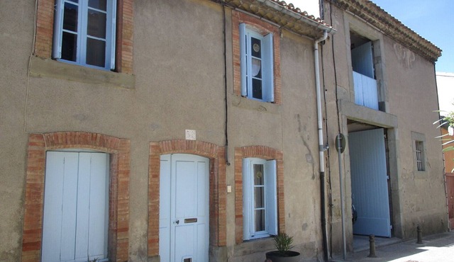 THE 39-2: AT THE FOOT OF THE CITY, GARAGE & WIFI