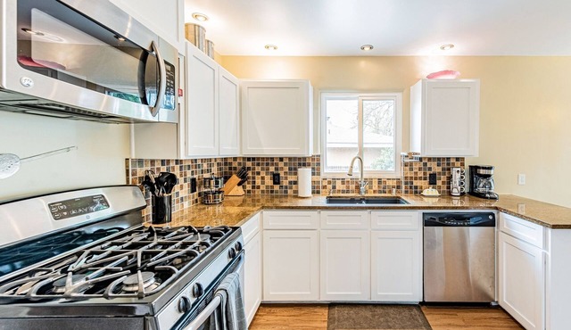 The 444 In Nob Hill - 3B/2B | 3 Bed, 2 Bath