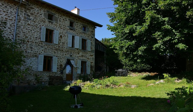 THE 46, located on the edge of the D265, without neighborhood, surrounded by meadows and forests