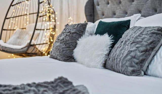 *The 4Seasons:Themed Retreat w/Hot Tub-Pool Table*