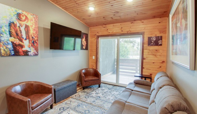 The 4th Overlook Seeps 4, In-between Crystal Mountain and Traverse City! WI-FI