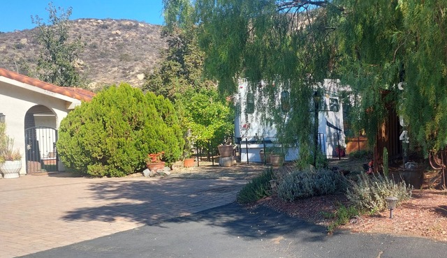 The 5th Wheel Nook. Perfect 1-bedroom, 1 couch bed, sleeps 3 One mil from hwy 15