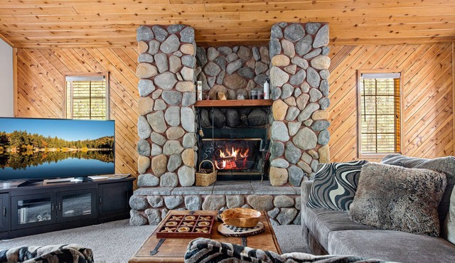 The 717, 2BD/2BA Cozy Big Bear Cabin Close to Slopes Games & Forest Views