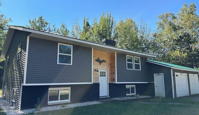 The 8's, farmhouse chic 4-bedroom w/garage access in Grand Marais, pet friendly