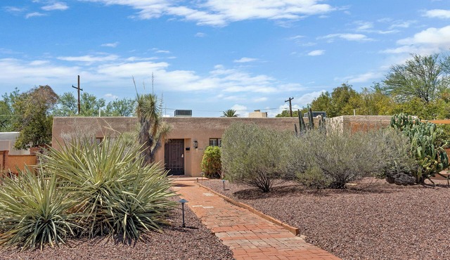 The 9th St Retreat - a Southwestern Family-friendly Oasis in the Heart of Tucson