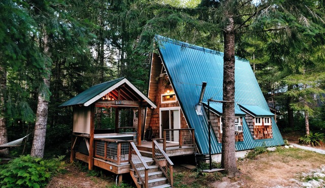 The A-Frame @ SkyCamp: Classic cabin with Hot Tub and BBQ near Stevens Pass