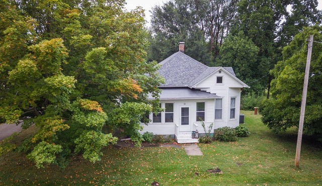 The Abbey 6 Minute drive to Beautiful Clinton Lake!!